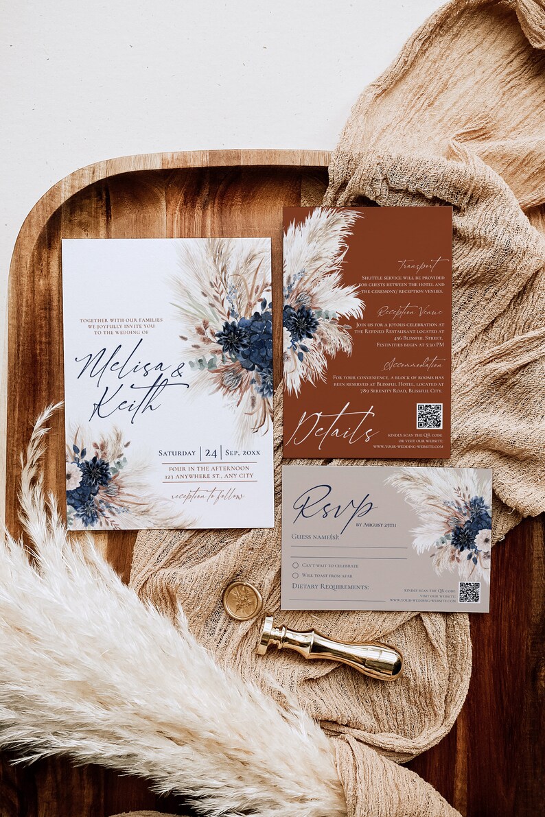 K&ouml;nnte beinhalten: Eine Hochzeitseinladungssuite im rustikalen Stil. Die Einladung zeigt ein florales Design mit getrocknetem Pampasgras und blauen Blumen. Der Text lautet "Gemeinsam mit unseren Familien laden wir Sie herzlich zur Hochzeit von Melisa & Keith ein, Samstag, 24. September 20XX, Vier Uhr nachmittags, Anywhere St., Any City, Empfang im Anschluss."