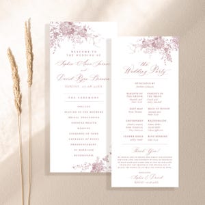 Puede incluir: Programa de ceremonia de boda con un diseño floral en tonos rosa y blanco. El programa incluye el orden de la ceremonia, los nombres de la comitiva nupcial y un mensaje de agradecimiento de la pareja. El texto dice "Bienvenido a la boda de Sophie Anne Turner y David Ryan Branson, domingo 07.08.20XX".