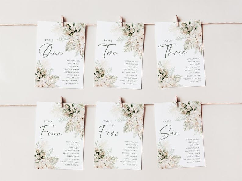 Puede incluir: Seis tarjetas de n&uacute;mero de mesa con un dise&ntilde;o floral de acuarela en tonos verdes y beige. Cada tarjeta tiene un n&uacute;mero de mesa escrito en cursiva negra y una lista de nombres debajo.