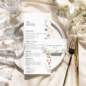 K&ouml;nnte beinhalten: Eine Hochzeitsmen&uuml;karte mit floralem Design. Das Men&uuml; umfasst Vorspeisen, Hauptgericht, Salat und Desserts. Die Karte enth&auml;lt auch die Namen Charlotte und Jason sowie das Datum 27. Juni 20XX.