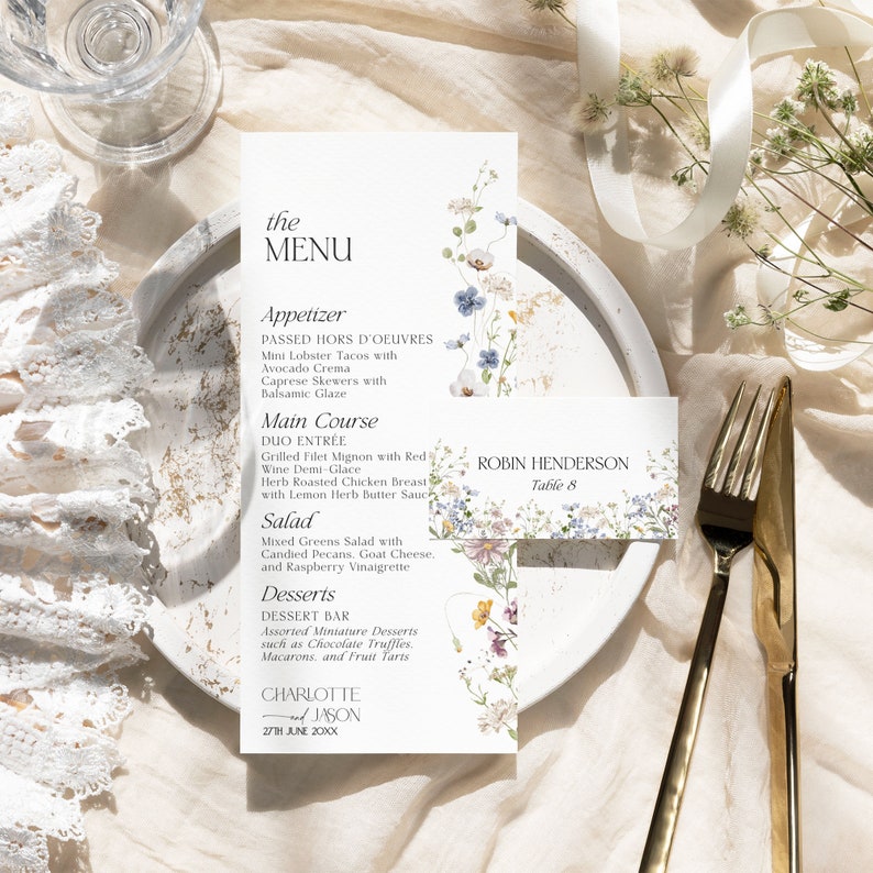 K&ouml;nnte beinhalten: Eine Hochzeitsmen&uuml;karte mit floralem Design. Das Men&uuml; umfasst Vorspeisen, Hauptgericht, Salat und Desserts. Die Karte enth&auml;lt auch die Namen Charlotte und Jason sowie das Datum 27. Juni 20XX.