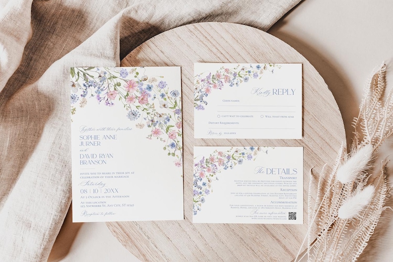K&ouml;nnte beinhalten: Ein Hochzeitseinladungsset bestehend aus einer Hauptkarte, einer Antwortkarte und einer Detailkarte. Jede wei&szlig;e Karte zeigt einen zarten Aquarell-Blumenrand in Rosa, Blau und Gr&uuml;n mit aufgedrucktem Text zu den Veranstaltungsdetails.