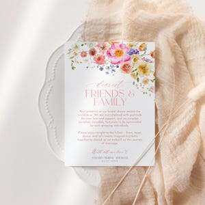 Op de afbeelding: Een bloemige bruidsdoucheinvitatie met een aquarelontwerp van roze, gele en paarse bloemen. De tekst luidt "Lieve vrienden & familie" en "Met alle liefde".
