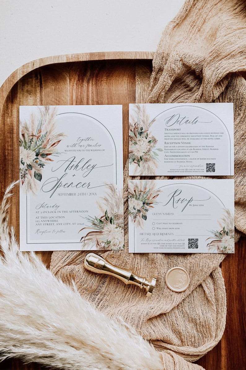 Puede incluir: Un conjunto de invitaciones de boda con una tarjeta principal, una de detalles y una de RSVP con marcos arqueados e ilustraciones de hierba de la pampa. El texto incluye los nombres Ashley y Spencer, detalles del evento, c&oacute;digos QR y un sello.