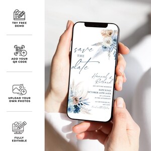 Puede incluir: Una pantalla de smartphone que muestra una invitaci&oacute;n digital de reserva de fecha con detalles florales azules y beige, hierba de la pampa y el texto Save the Date, Hannah & Richard, Saturday, October 25th 20XX, 123 Anywhere St., Any City.