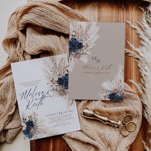 K&ouml;nnte beinhalten: Hochzeitseinladungssuite mit braunem Hintergrund und floralem Design. Die Einladung zeigt die Namen "Melisa & Keith" und das Datum "Samstag | 24 | Sep. 20XX".