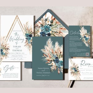 Puede incluir: Un conjunto de papeler&iacute;a de boda con un dise&ntilde;o bot&aacute;nico. La invitaci&oacute;n tiene un marco geom&eacute;trico dorado y las palabras "The Wedding of Sarah and Thomas". Otras tarjetas incluyen detalles, RSVP e informaci&oacute;n sobre regalos, todo con acentos florales.