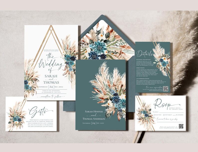 Puede incluir: Un conjunto de papeler&iacute;a de boda con un dise&ntilde;o bot&aacute;nico. La invitaci&oacute;n tiene un marco geom&eacute;trico dorado y las palabras "The Wedding of Sarah and Thomas". Otras tarjetas incluyen detalles, RSVP e informaci&oacute;n sobre regalos, todo con acentos florales.