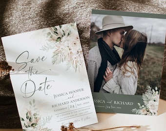 Op de afbeelding: Save the date-kaart met een aquarelbloemendesign en een foto van een stel dat kust. De kaart heeft de tekst "Save the Date" in een handschrift en bevat de namen Jessica Hooper en Richard Anderson, de datum 24 september en de tijd 15:00 uur.