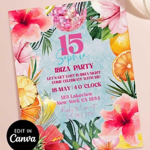 Op de afbeelding: Een kleurrijke uitnodiging voor een 15e verjaardagsfeestje met een tropisch thema. Het ontwerp bevat roze hibiscusbloemen, sinaasappels, ananassen en een discobal. Tekst bevat "IBIZA PARTY" en "Edit in Canva."
