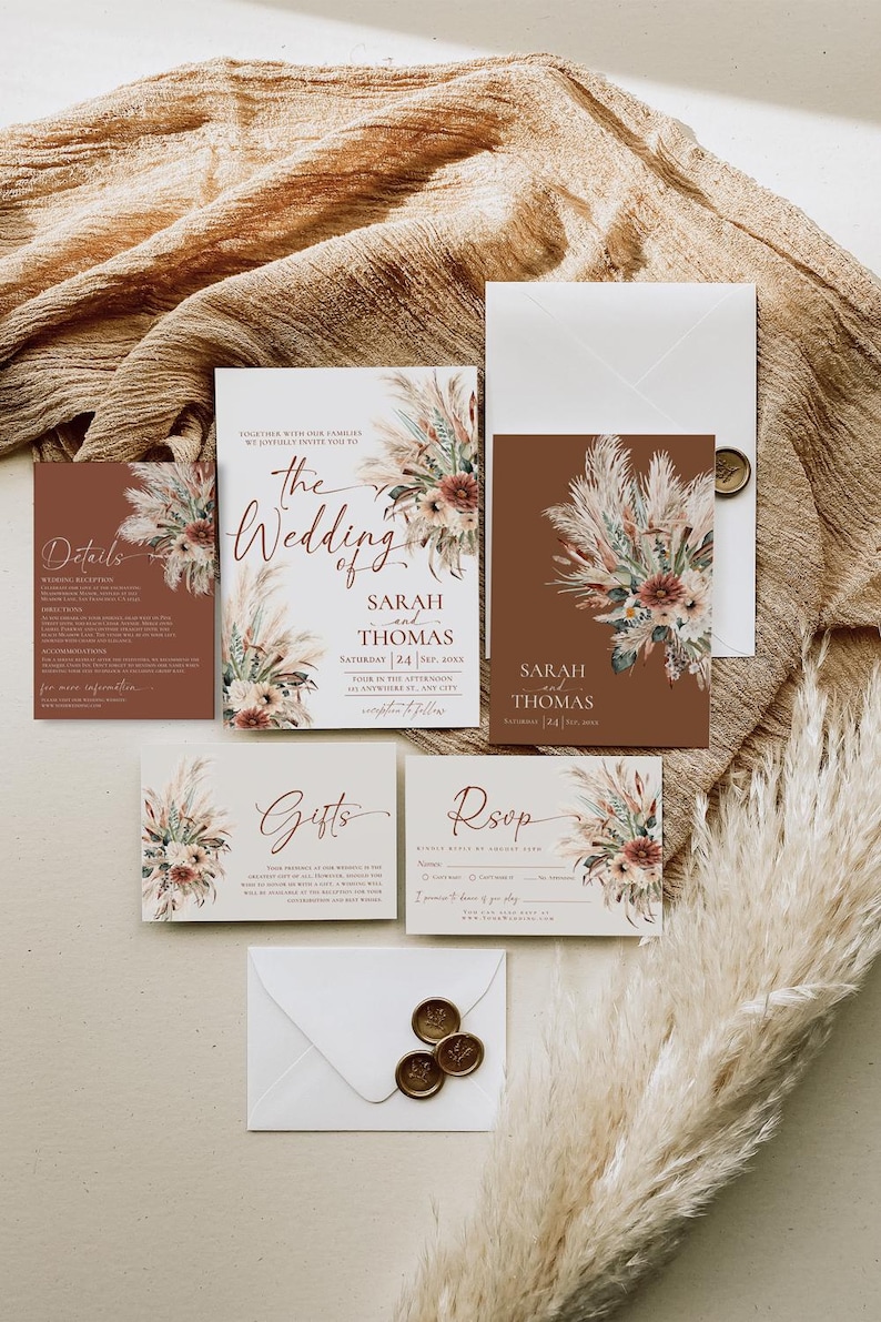 K&ouml;nnte beinhalten: Eine Hochzeitseinladungssuite im Boho-Stil. Die Einladung zeigt ein florales Design mit Pampasgras und einem braunen Hintergrund. Der Text lautet "The Wedding of Sarah and Thomas, Saturday, 24 Sep, 20XX, Four in the afternoon, Anywhere, Any City".