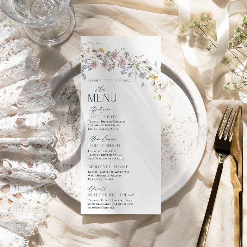 Pu&ograve; includere: Un menu di nozze con un design floreale. Il menu comprende antipasti, piatto principale e dessert. Gli antipasti sono Luxe Sea Bites, il piatto principale &egrave; Truffle Delight e Indulgent Elegance, e il dessert &egrave; Sweet Truffle Dreams.