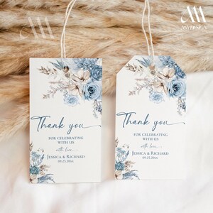 Pu&ograve; includere: Due etichette regalo rettangolari in carta bianca con cordini, caratterizzate da un motivo floreale ad acquerello blu e beige nella parte superiore. Il testo recita Thank you FOR CELEBRATING WITH US with love JESSICA & RICHARD 09.25.20xx.