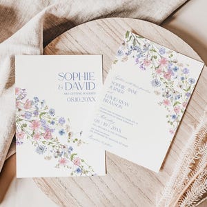 K&ouml;nnte beinhalten: Zwei wei&szlig;e, rechteckige Hochzeitseinladungskarten mit einem zarten Aquarell-Blumenmuster in Rosa-, Blau- und Gr&uuml;nt&ouml;nen. Der Text lautet Sophie & David are getting married 08.10.20XX sowie Sophie-Anne Jurner und David Ryan Branson.