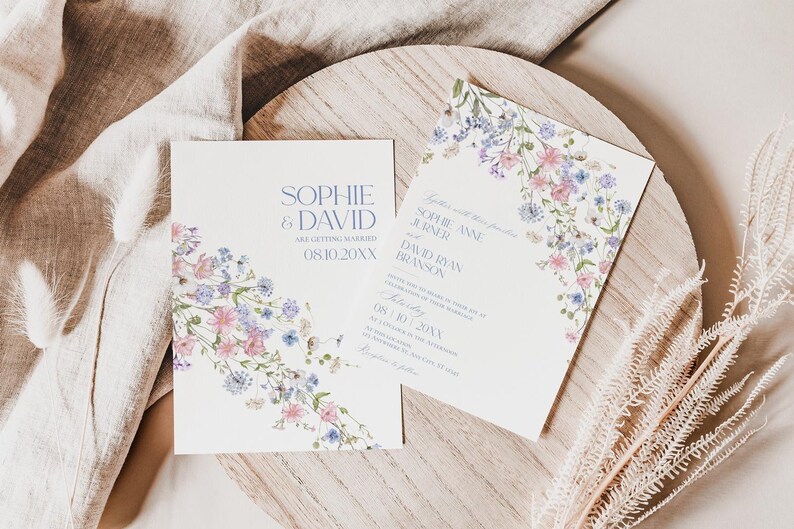 K&ouml;nnte beinhalten: Zwei wei&szlig;e, rechteckige Hochzeitseinladungskarten mit einem zarten Aquarell-Blumenmuster in Rosa-, Blau- und Gr&uuml;nt&ouml;nen. Der Text lautet Sophie & David are getting married 08.10.20XX sowie Sophie-Anne Jurner und David Ryan Branson.