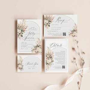 Puede incluir: Un conjunto de papeler&iacute;a de boda con tarjetas blancas, marcos grises en forma de arco e ilustraciones de flores secas. Incluye una invitaci&oacute;n, una tarjeta de confirmaci&oacute;n con c&oacute;digo QR, una tarjeta de detalles y una nota de agradecimiento.
