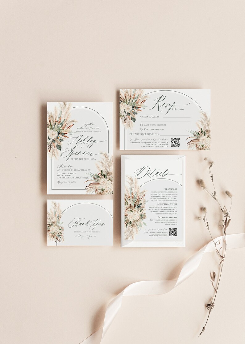 Puede incluir: Un conjunto de papeler&iacute;a de boda con tarjetas blancas, marcos grises en forma de arco e ilustraciones de flores secas. Incluye una invitaci&oacute;n, una tarjeta de confirmaci&oacute;n con c&oacute;digo QR, una tarjeta de detalles y una nota de agradecimiento.