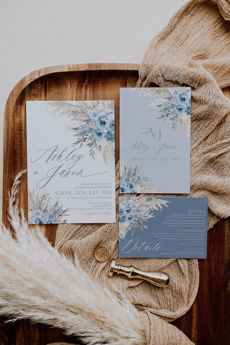 K&ouml;nnte beinhalten: Eine Hochzeitseinladungssuite mit einem blauen und wei&szlig;en Blumendesign. Die Einladung enth&auml;lt die Namen "Ashley + Jason" und das Datum "Sonntag, 24. Juli 20XX". Die RSVP-Karte enth&auml;lt Details zur Rezeption und Unterkunft.