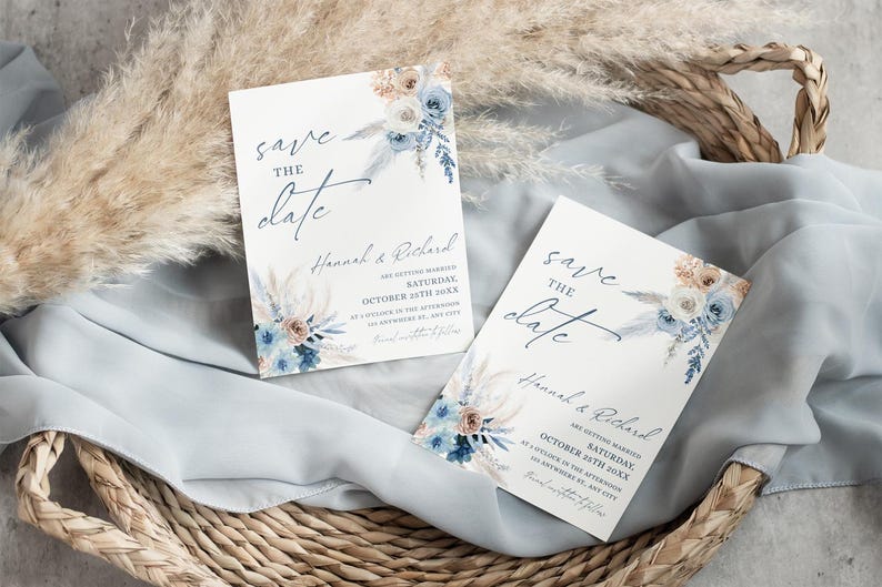 Puede incluir: Dos tarjetas rectangulares blancas de save the date con ilustraciones florales en acuarela de color azul y beige. El texto dice Save the date, Hannah & Richard, are getting married Saturday, October 25th 20XX, at o'clock in the afternoon, in anywhere st., any city.