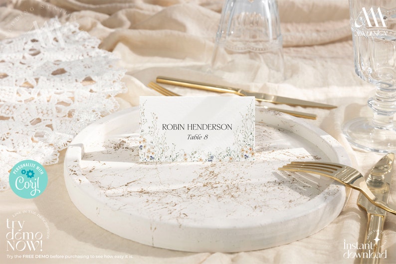 Puede incluir: Una tarjeta de lugar blanca con un borde floral y el texto "ROBIN HENDERSON Mesa 8" impreso en negro.