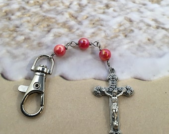 Llavero rosario rosa: regalo católico con cruz de acero inoxidable