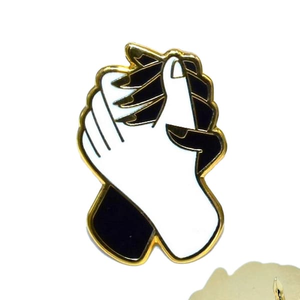 Hands pins, anti-racism pins, love between peoples, hands enamel pin, anti-racist pins, friendship gift, interracial love pin