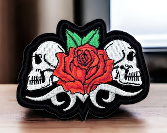 Patch têtes de mort, écusson brodé 2 squelettes avec rose rouge, 9,5 cm