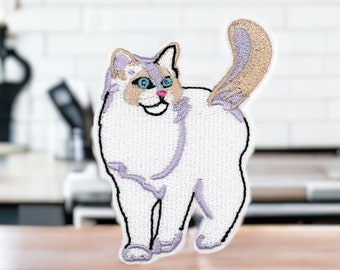 White cat embroidered patch, iron-on badge for customizing clothing and accessories, 7 cm