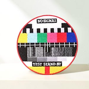 Patch brodé thermocollant TV rétro 80s - écusson rond No Signal 7,5 cm multicolore
