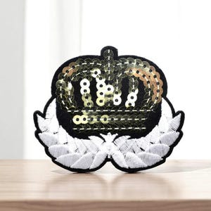 Patch brodé couronne dorée à sequins – écusson thermocollant chic et royal 7 cm