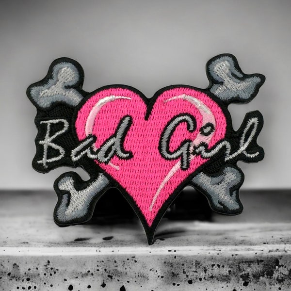 Patch "Bad Girl", cœur brodé avec des os, écusson thermocollant pour un look punk et rocker sur une veste en jean, sac à dos