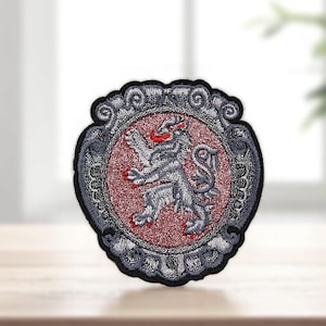 Patch lion héraldique brodé – Écusson médiéval thermocollant 8 cm