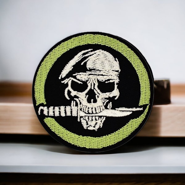 Patch tête de mort, écusson squelette avec couteau, patch brodé thermocollant, applique biker, customisation de vêtements