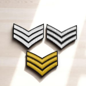 Lot 2 patchs galons militaires – Grade sergent – Écussons brodés thermocollants – Chevrons armée – Blanc, argent ou doré