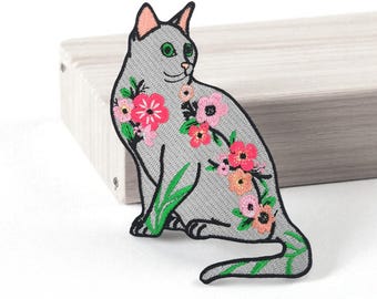 Embroidered cat patch, iron-on floral kitty to customize your clothes. Gift idea for cat lovers