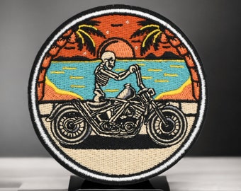 Patch squelette de biker sur sa moto,  écusson brodé thermocollant motard, patch pour veste, idée cadeau, 8 cm