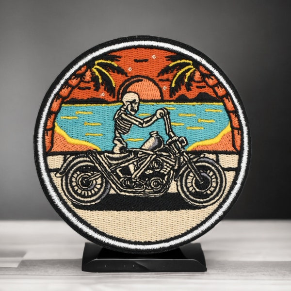 Patch squelette de biker sur sa moto,  écusson brodé thermocollant motard, patch pour veste, idée cadeau, 8 cm