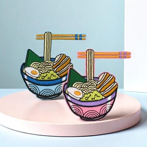 Bestickter Ramen Patch, Bügelpatch mit japanischer Nudelschale, rosa oder blau
