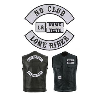 Può includere: Gilet da motociclista in pelle nera con toppe. Le toppe includono "NO CLUB", "LONE RIDER" e opzioni di testo personalizzabili. I gilet hanno tasche e un classico stile biker. Le toppe sono bianche con scritte nere.