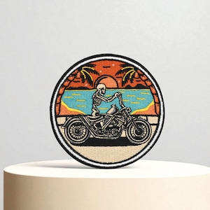 Gestickter Biker-Skelett-Patch – Runder Motorrad Aufnäher 8 cm – Schwarzer Humor & Biker-Stil