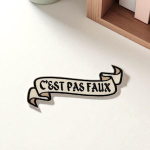 Patch brodé C’est pas faux – Kaamelott – Écusson parchemin thermocollant ou à coudre – Fan de Perceval – Broderie personnalisable