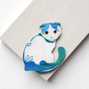 Patch brodé chat bleu blanc – Écusson kawaii thermocollant 7,5 cm – À coudre ou coller sur t-shirt, casquette, sac, veste – Chat manga