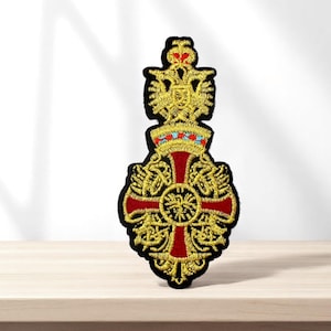 Patch brodé Croix de Malte – Écusson doré thermocollant 11 cm – Style armoiries royales / militaires pour veste, sac ou hoodie