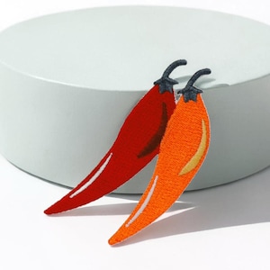 Toppa ricamata a forma di peperoncino. Toppa piccante termoadesiva per personalizzare giacca, berretto o borsa, 8 cm. Idea regalo.