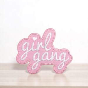Patch brodé Girl Gang – Écusson thermocollant rose féministe – Patch sororité pour veste, t-shirt, sac – 11 cm