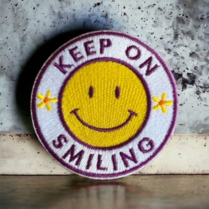 Keep on smiling, happy face embroidered patch, hippie-inspired iron-on patch, clothing customization, 7 cm