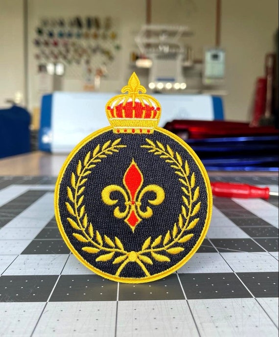 Patch brodé blason royal thermocollant – Fleur de lys, couronne dorée – Écusson uniforme chic pour veste, casquette ou sac
