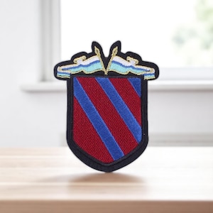 Patch brodé blason rayé bleu bordeaux – Écusson thermocollant preppy