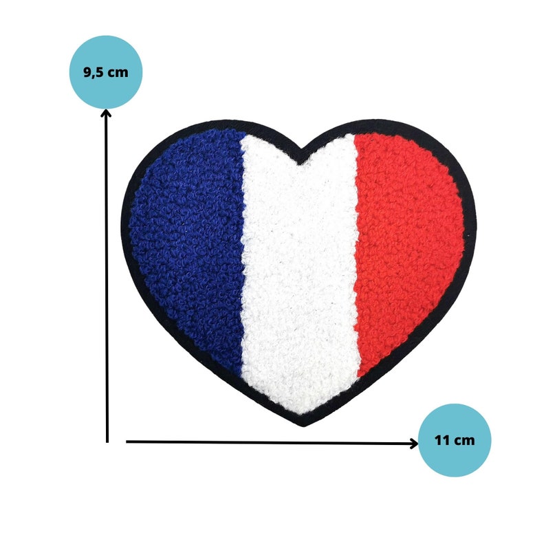 Puede incluir: Un parche en forma de coraz&oacute;n con los colores de la bandera francesa. El parche es azul, blanco y rojo y mide 9,5 cm por 11 cm.