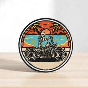 Patch brodé squelette biker - Écusson thermocollant moto - Humour noir - Accessoire personnalisé, patch pour veste, idée cadeau - 8 cm